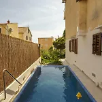 Villaina Komiza